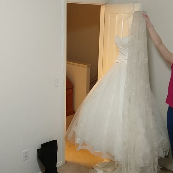 Wedding dress - Picture 4 of 4